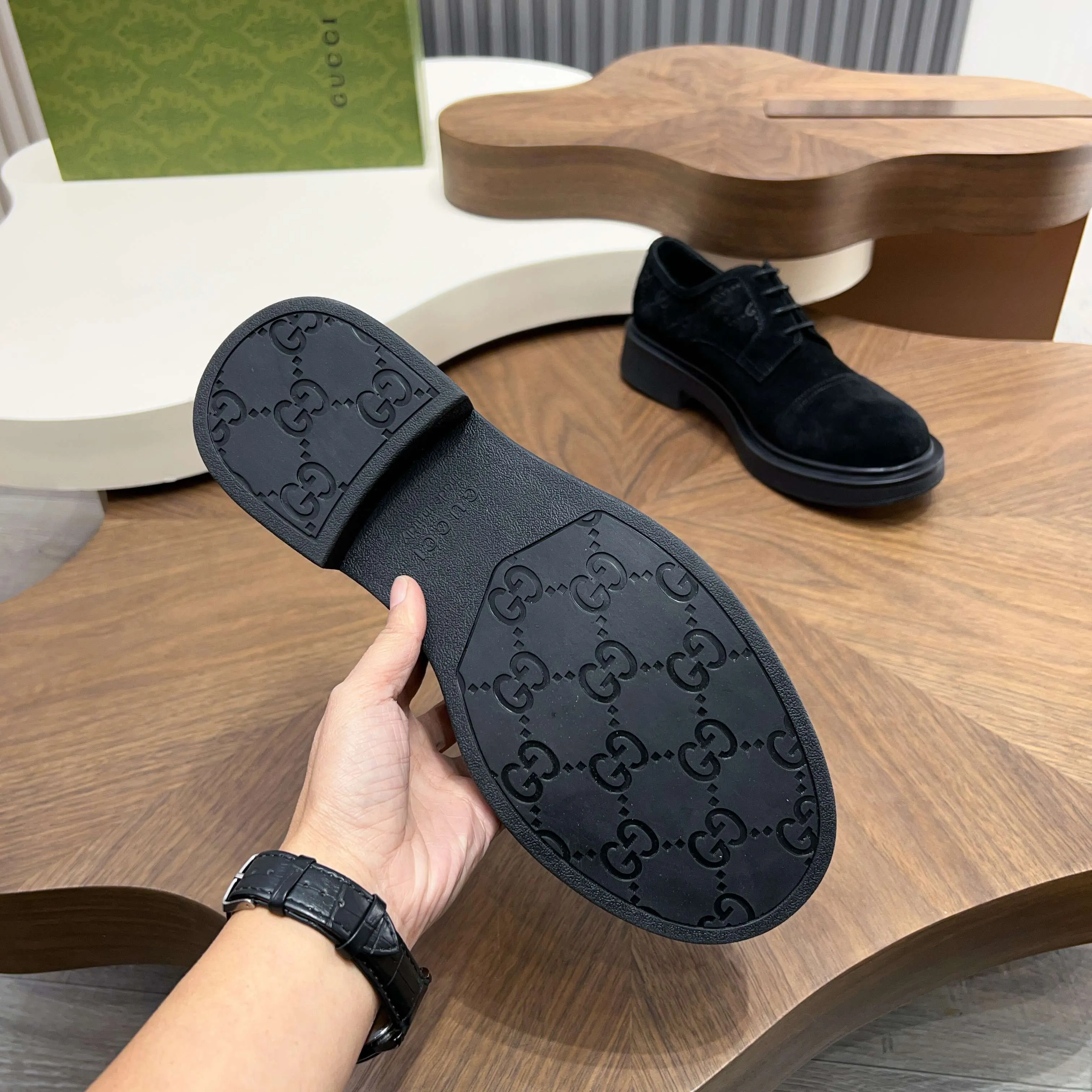 💰780 Gucci/Gucci new men’s lace-up shoes with GG details, matte cow leather derby shoes! The design of this men's lace-up shoe is rooted in the brand's heritage. Crafted from premium waxed cow leather, it is embellished with GG printed embossed suede leather details, a nod to Gucci's iconic monogram. The rubber sole decorated with GG pattern adds a touch of modern fashion to this design. Typical three-joint style design. European and American classic version, full calfskin lining. The overall upper texture is soft and the lining is comfortable and breathable. 2CM thickened soft rubber sole, easy to control. Versatile and stylish upper foot, multiple colors available to meet different matching needs, complete package! Size: 39-40-41-42-43-44 leather shoe size (38.45.46 can be customized)